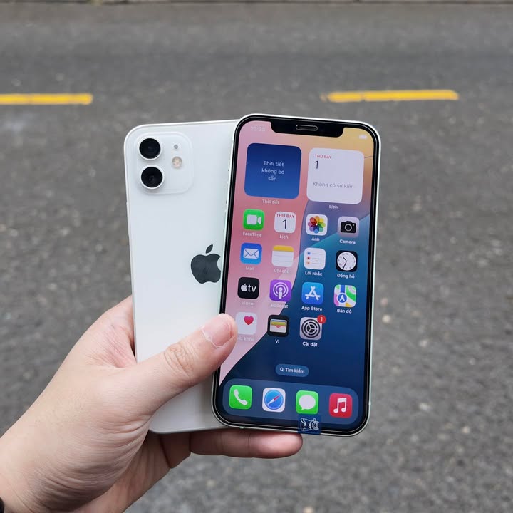 iPhone 12 màu xanh dương chụp cận cảnh