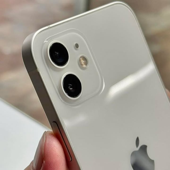 iPhone 12 màu trắng tại Quan Apple Pleiku