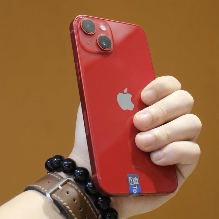 iPhone 13 màu hồng chụp cận cảnh