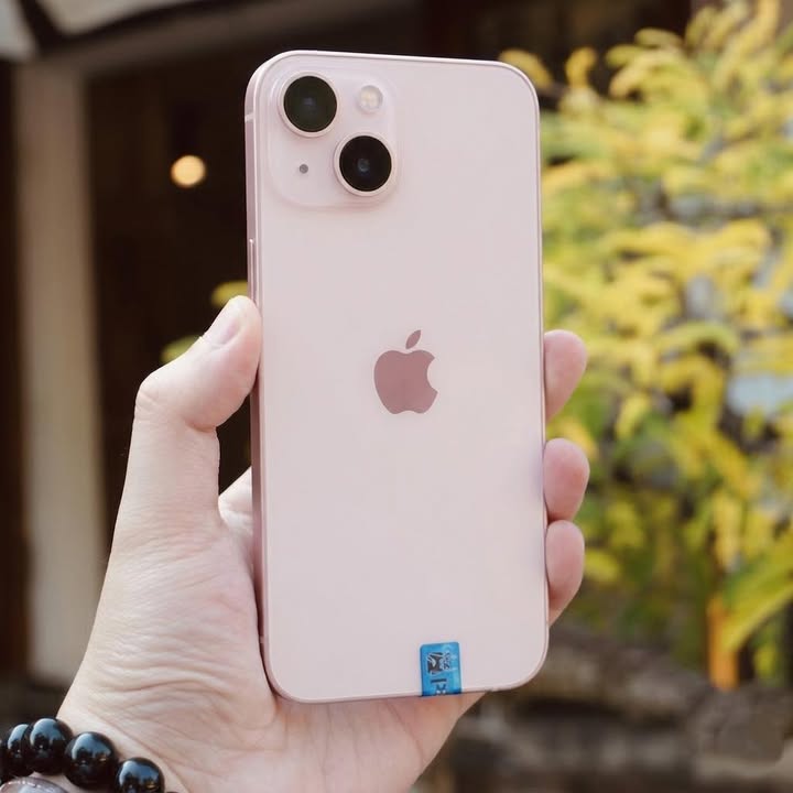 Nhân viên Quan Apple kiểm tra iPhone trước khi giao