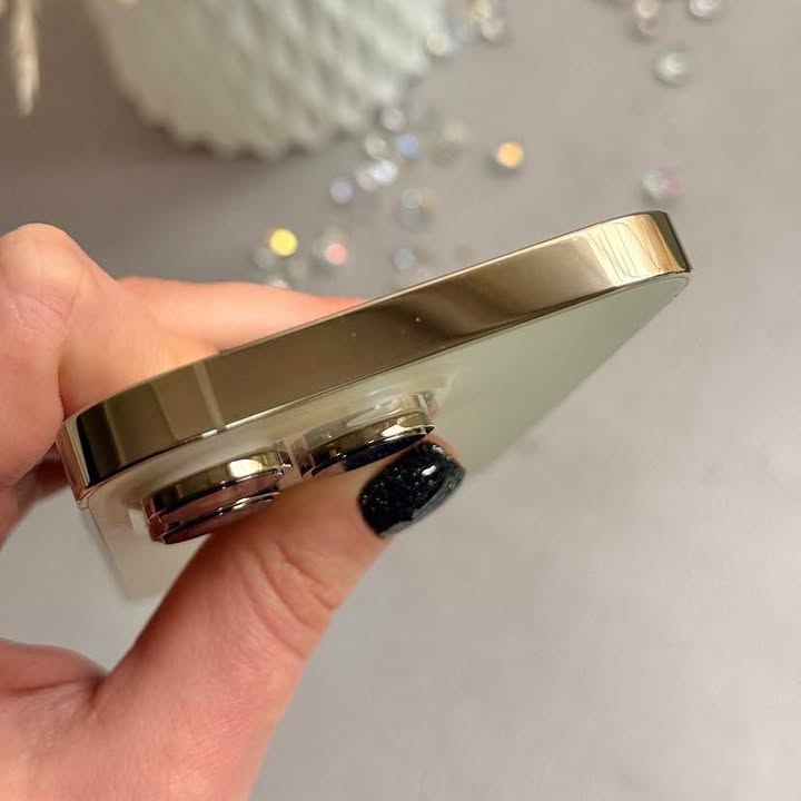 iPhone 14 màu tím trưng bày tại Quan Apple Nam Phước