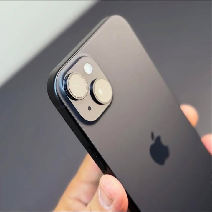 iPhone 15 Plus màu hồng cận cảnh camera