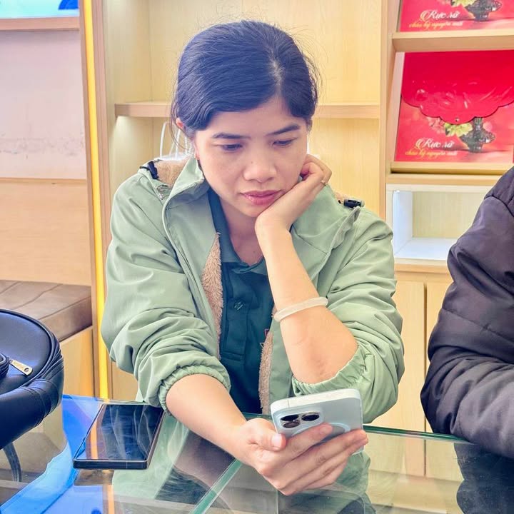 iPhone 15 Pro Max thực tế tại Quan Apple Pleiku