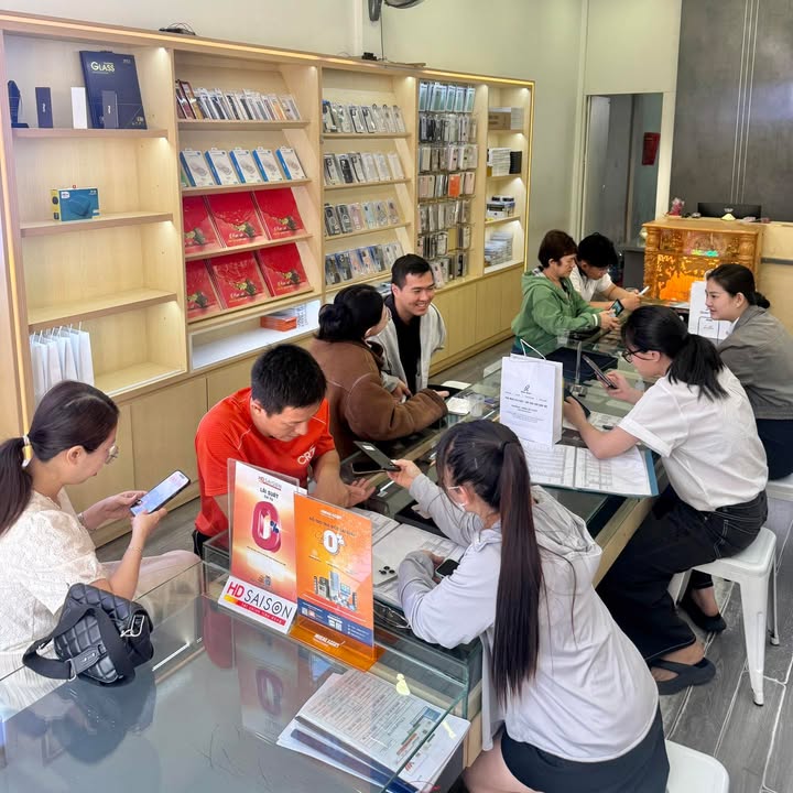 iPhone 15 Pro Max Titanium chụy cầm tay
