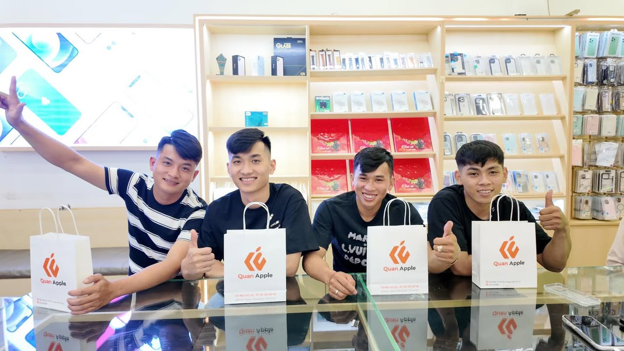 Khách mua iPhone trả góp tại Quan Apple Pleiku