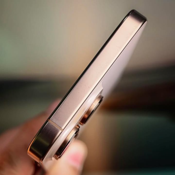 Khách nhận iPhone tại Quan Apple Pleiku