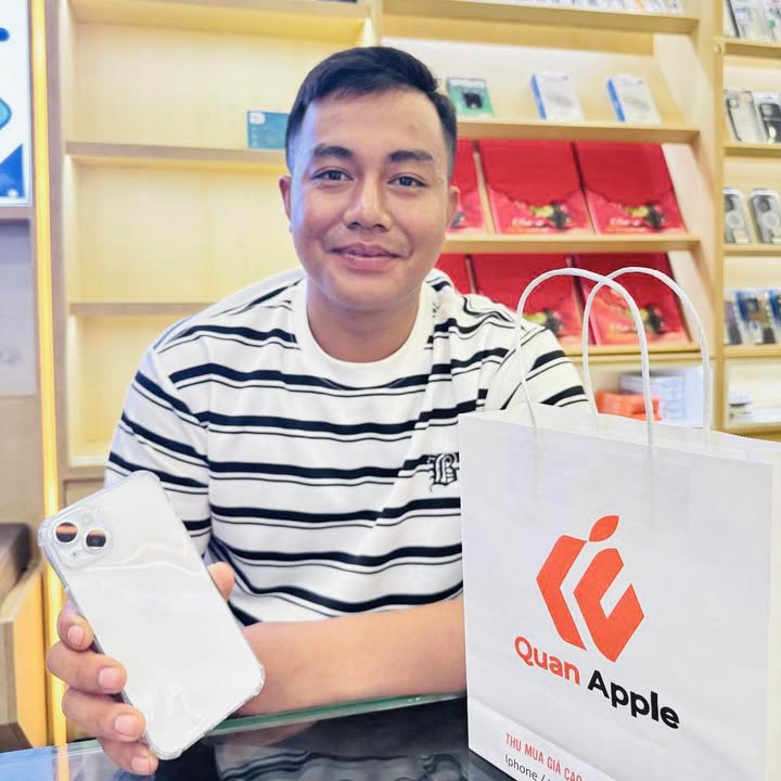 Khách thu cũ đổi mới iPhone tại Quan Apple Pleiku