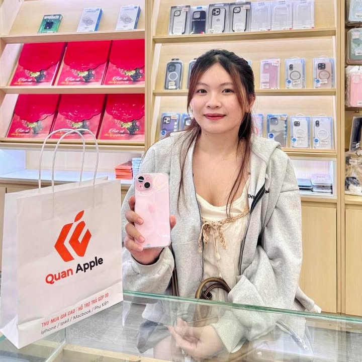 Khách hàng nhận iPhone Like New tại Quan Apple Pleiku