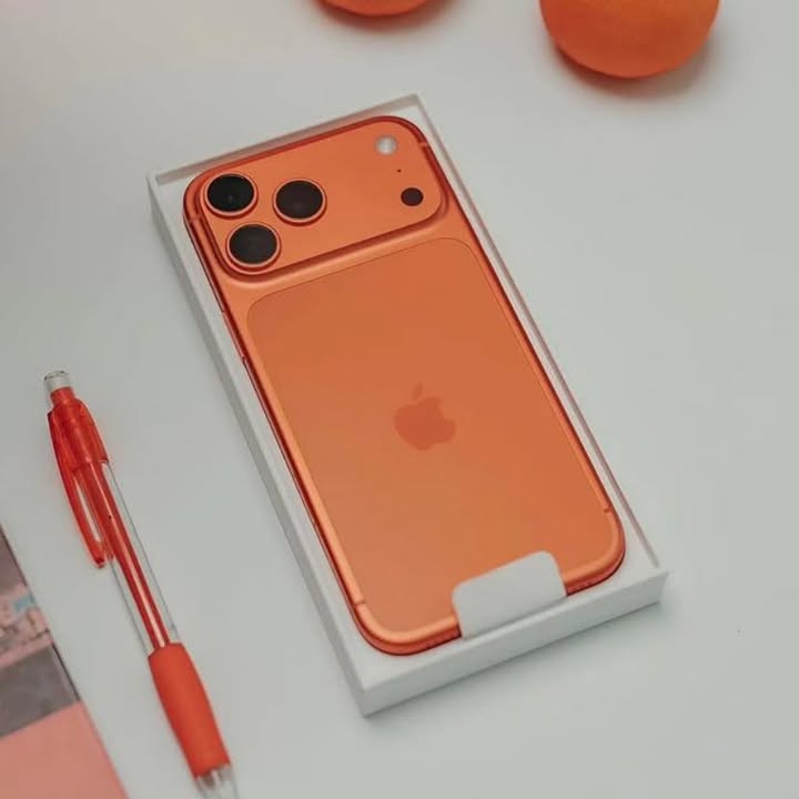 iPhone 17 Pro Max Cosmic Orange sạc MagSafe tại quán cà phê