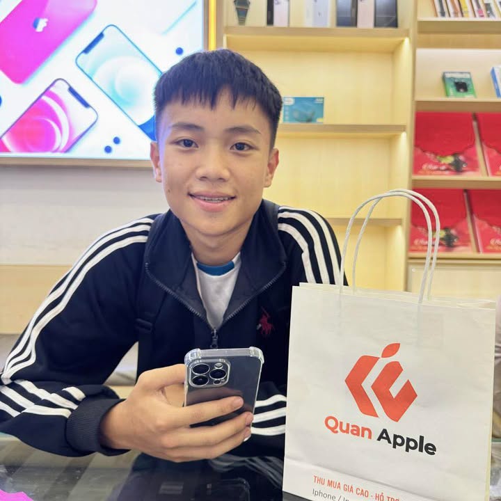 Quầy trưng bày iPhone tại Quan Apple Pleiku