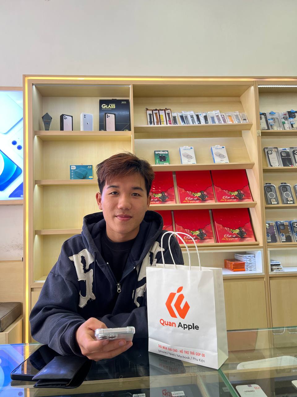 Khách hàng nhận iPhone 11 tại Quan Apple Nam Phước